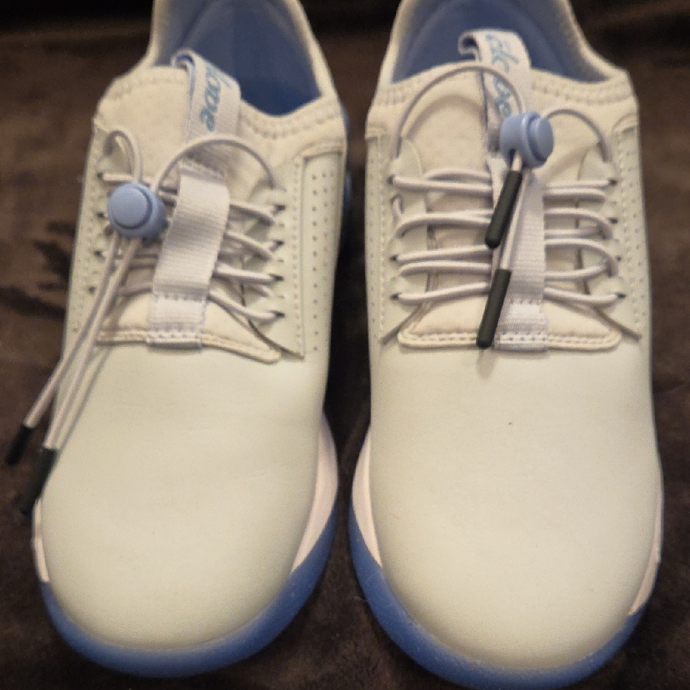 Clove Nursing Shoes. NWOT. Size 6.